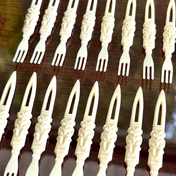 Vintage Celluloid Appetizer Forks – Tiki Party Style – Set of 18 - Picture 5 of 7